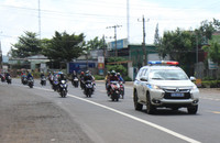 Cảnh sát giao thông tặng đồ ăn, nước uống, dẫn đường để người dân về quê tránh dịch