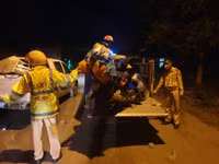 Cảnh sát giao thông tặng đồ ăn, nước uống, dẫn đường để người dân về quê tránh dịch