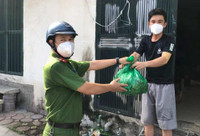 Những giọt mồ hôi giữa nắng hè, chia sẻ yêu thương, ấm lòng mùa dịch