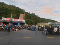 Cảnh sát giao thông tặng đồ ăn, nước uống, dẫn đường để người dân về quê tránh dịch