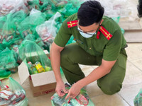 Những giọt mồ hôi giữa nắng hè, chia sẻ yêu thương, ấm lòng mùa dịch