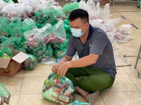 Những giọt mồ hôi giữa nắng hè, chia sẻ yêu thương, ấm lòng mùa dịch