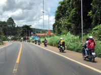 Cảnh sát giao thông tặng đồ ăn, nước uống, dẫn đường để người dân về quê tránh dịch