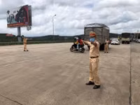 Cảnh sát giao thông tặng đồ ăn, nước uống, dẫn đường để người dân về quê tránh dịch