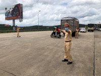 Cảnh sát giao thông tặng đồ ăn, nước uống, dẫn đường để người dân về quê tránh dịch