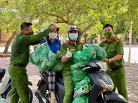 Những giọt mồ hôi giữa nắng hè, chia sẻ yêu thương, ấm lòng mùa dịch