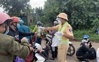 Cảnh sát giao thông tặng đồ ăn, nước uống, dẫn đường để người dân về quê tránh dịch