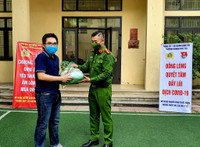 Những giọt mồ hôi giữa nắng hè, chia sẻ yêu thương, ấm lòng mùa dịch