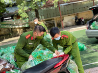 Những giọt mồ hôi giữa nắng hè, chia sẻ yêu thương, ấm lòng mùa dịch