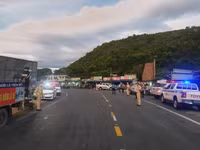 Cảnh sát giao thông tặng đồ ăn, nước uống, dẫn đường để người dân về quê tránh dịch