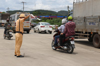 Cảnh sát giao thông tặng đồ ăn, nước uống, dẫn đường để người dân về quê tránh dịch