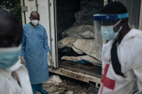 ‘Chạy đua’ chôn cất 2.000 thi thể trong xung đột ở miền đông Congo