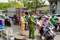 [ẢNH] Một ngày 'ướt sũng mồ hôi' khi làm nhiệm vụ của Cảnh sát Trật tự (113)