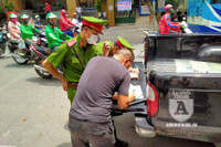 [ẢNH] Một ngày 'ướt sũng mồ hôi' khi làm nhiệm vụ của Cảnh sát Trật tự (113)