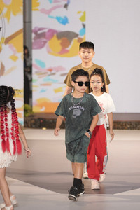 “Em bé Chất” làm vedette, khuấy động sàn diễn thời trang 