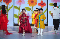 “Em bé Chất” làm vedette, khuấy động sàn diễn thời trang 