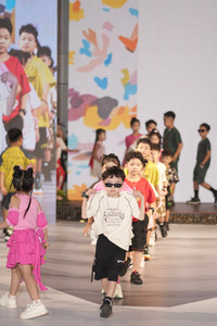 “Em bé Chất” làm vedette, khuấy động sàn diễn thời trang 