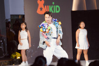 “Em bé Chất” làm vedette, khuấy động sàn diễn thời trang 