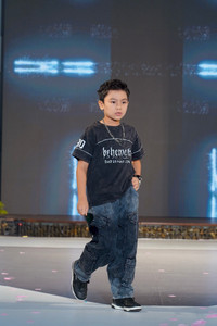 “Em bé Chất” làm vedette, khuấy động sàn diễn thời trang 