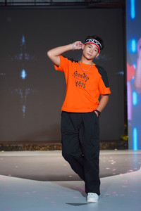 “Em bé Chất” làm vedette, khuấy động sàn diễn thời trang 