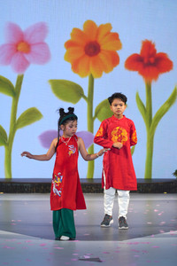 “Em bé Chất” làm vedette, khuấy động sàn diễn thời trang 