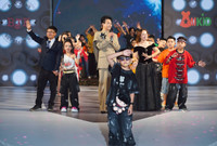 “Em bé Chất” làm vedette, khuấy động sàn diễn thời trang 