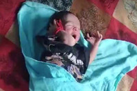 Trẻ sơ sinh có 26 ngón tay chân được tin là hiện thân của nữ thần Ấn Độ