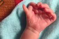 Trẻ sơ sinh có 26 ngón tay chân được tin là hiện thân của nữ thần Ấn Độ