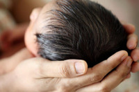 Trẻ sơ sinh có 26 ngón tay chân được tin là hiện thân của nữ thần Ấn Độ