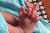 Trẻ sơ sinh có 26 ngón tay chân được tin là hiện thân của nữ thần Ấn Độ