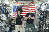 Cuộc sống thực của 2 phi hành gia Mỹ mắc kẹt trên Trạm vũ trụ quốc tế 