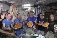 Cuộc sống thực của 2 phi hành gia Mỹ mắc kẹt trên Trạm vũ trụ quốc tế 