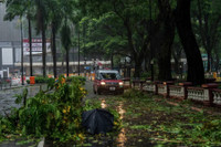Hồng Kông: Gió giật tới 234km/h, hàng chục người bị thương trong bão Wipha