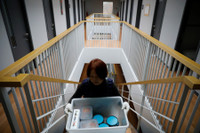 Kỳ quặc: Tự nguyện trả tiền để ‘được’ sống thử cảnh tù tội