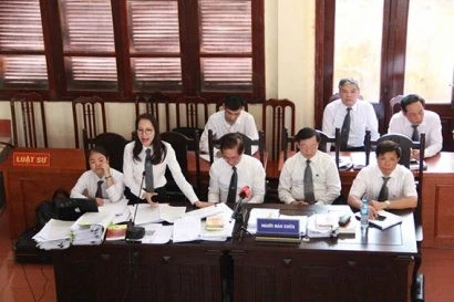 Mới: Sắp tới, Luật sư tham gia phiên tòa sẽ mặc áo choàng bên ngoài?