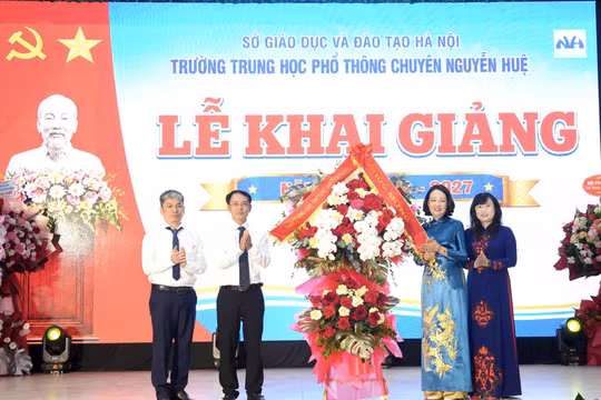 Phó Bí thư Thường trực Thành ủy Hà Nội dự lễ khai giảng tại Trường THPT chuyên Nguyễn Huệ