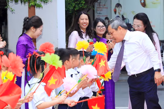 Chủ tịch Hà Nội Vũ Đại Thắng dự lễ khai giảng năm học mới tại Trường Tiểu học Ngô Thì Nhậm