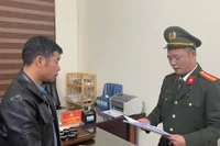 Khởi tố đối tượng giấu súng trong nhà riêng