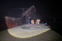 Phát hiện 2 phương tiện khai thác cát trái phép trên sông Cầu