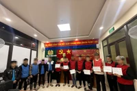 Mang theo hung khí gây rối trật tự công cộng, 12 đối tượng bị tạm giữ hình sự