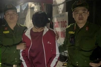 Cảnh sát 113 cùng người dân khống chế đối tượng trộm cắp tài sản lúc nửa đêm