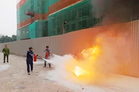 Tập huấn kỹ năng xử lý hoả hoạn cho cư dân chung cư Phenikaa