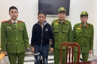 Lộ bí mật giấu trong bao thuốc lá của gã đàn ông