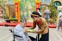 Bệnh viện gửi tặng người bệnh phần quà Tết, suất ăn ấm áp