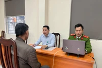 Xử phạt một người đàn ông sơn, vẽ quảng cáo dịch vụ lên trụ điện gây mất mỹ quan