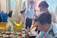 Quản lý thị trường Hà Nội phát hiện gần 1 tấn xúc xích nướng đá “đáng ngờ”