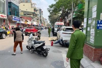 Xe ô tô lùi gây tai nạn nghiêm trọng ở phố Khâm Thiên