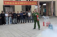 Tuyên truyền, trải nghiệm phòng cháy, chữa cháy tại Trung tâm Bảo trợ xã hội 2 Hà Nội