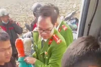 Kịp thời giúp đỡ, đưa người phụ nữ bị tai nạn giao thông đi cấp cứu