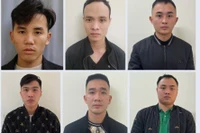 Khởi tố nhóm đối tượng mua bán các cô gái trẻ ép làm nhân viên quán karaoke